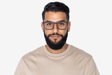 Mann mit Bold Black, rechteckiger Brille aus schwarzem Eichenholz