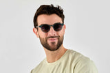 Frau trägt Flash, Clear Blue Round Sunglasses