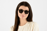 Frau trägt Dare Black, Retro Square Black Brille mit Schildpattbügeln - Vorderansicht