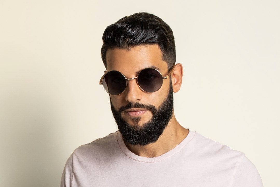 Mann trägt Lennon, John Lennon Round Sunglasses