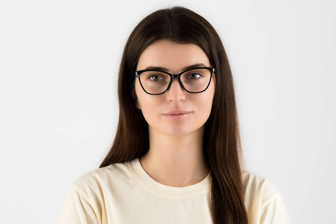 Mujer con gafas de acetato negro Allure Black, ojo de gato - vista frontal