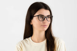 Mujer con gafas de acetato negro Allure Black, ojo de gato - vista lateral