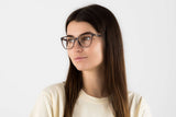 Mujer con gafas de acetato Allure Brown, ojos de gato marrones - vista lateral