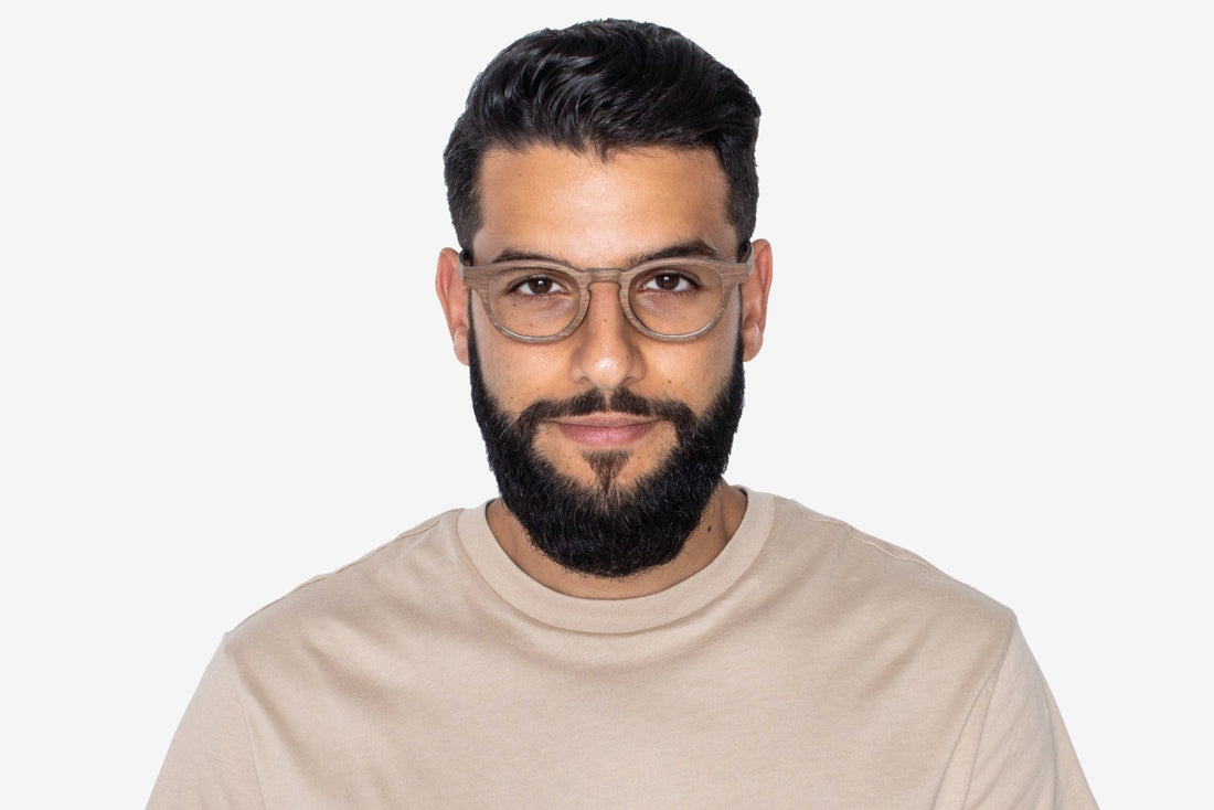 Hombre con gafas de madera cuadradas redondeadas de Harmony Brown