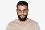 Hombre con gafas de madera cuadradas redondeadas de Harmony Brown