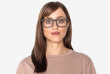 Mujer con Gafas Bold Blackras Rectangulares de Madera de Roble Negro