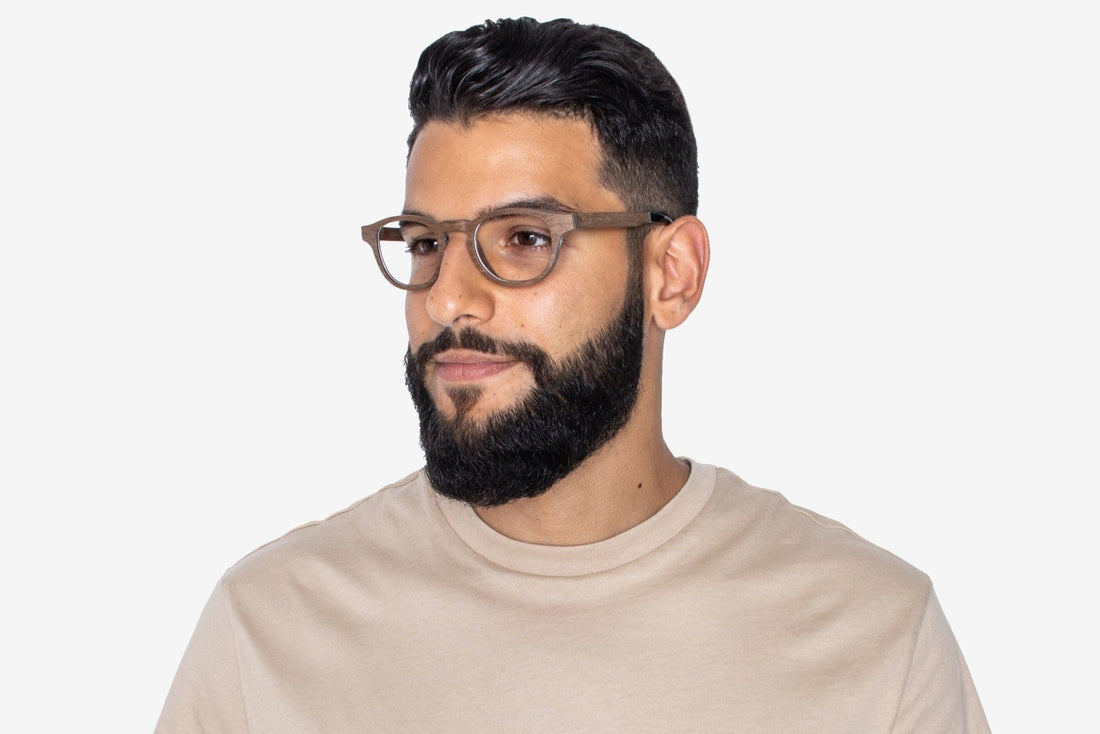 Hombre con gafas de madera cuadradas redondeadas de Harmony Brown