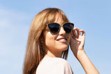 Mujer con Willow, gafas de sol negras oversize ojo de gato