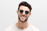 Hombre con Funk, gafas de sol redondas con montura transparente reflectante
