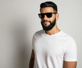 Hombre con Kraywoods Shade, gafas de sol cuadradas de madera negras sobredimensionadas con lentes polarizadas grises - Anverso