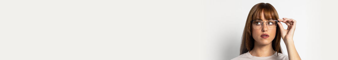 Nainen yllään lukulasit