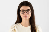 Naisella on Allure Black, Cat Eye Black Acetate Glasses - etukuva