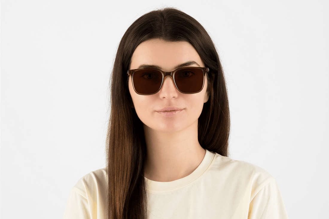 Nainen yllään Marvel Brown, Oversized Square Brown Acetate Glasses - - etukuvaus