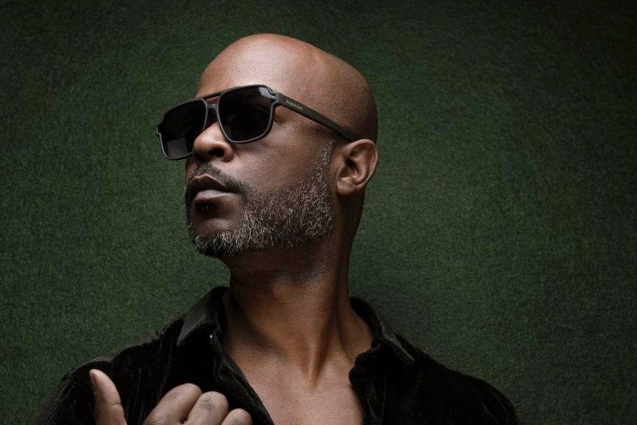 Mies päällään Parker, Musta ylimitoitettu Aviator aurinkolasit