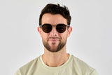 Homme portant des lunettes de soleil Austin Black , rondes en métal noir