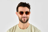Homme portant des lunettes de soleil Tanner, Translucent Brown Retro Aviator Sunglasses