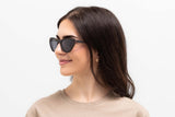 Femme portant des lunettes de soleil Selena, Small Cat Eye en noir