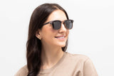 Femme portant des lunettes de soleil Casper, Browline Wood