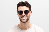 Homme portant des lunettes de soleil Roseland, Retro Round Keyhole