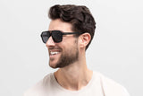 Homme portant des lunettes de soleil Parker, Black Oversized Aviator Sunglasses