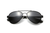 Leo, Black Aviator Sunglasses with Polarized Lens - Folded (Lunettes de soleil aviateur noires avec verres polarisants)
