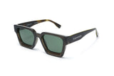 Noir Sunglasses, Lunettes de soleil noires surdimensionnées avec verre polarisé vert - vue oblique sur fond blanc