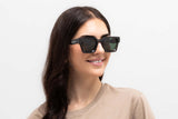 Femme portant des lunettes de soleil Noir, lunettes de soleil carrées noires surdimensionnées avec verres polarisants verts