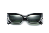 Lunettes de soleil Riley Black, Lunettes de soleil œil de chat rectangulaires noires avec verre polarisé vert - vue de face pliée sur fond blanc