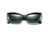 Lunettes de soleil Riley Black, Lunettes de soleil œil de chat rectangulaires noires avec verre polarisé vert - vue de face pliée sur fond blanc