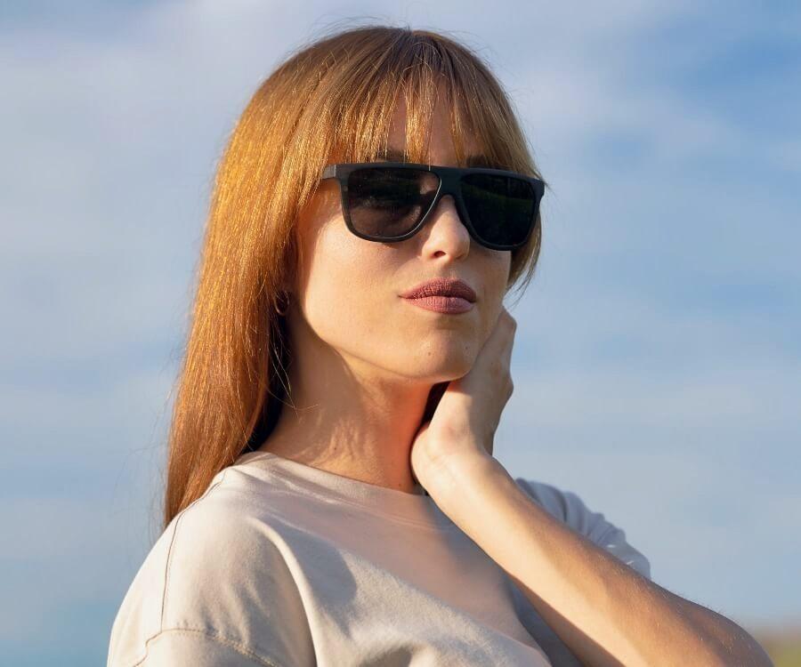 Femme portant des lunettes de soleil Kraywoods Shade, Shield en bois d'ébène avec protection UV à 100 %, verres polarisés.