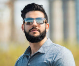 Homme portant des lunettes de soleil carrées réfléchissantes argentées Rover