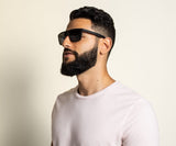 Homme portant les lunettes Kraywoods Shade, des lunettes de soleil en bois d'ébène avec une protection UV à 100 % et des verres polarisés.