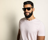 Homme portant les lunettes Kraywoods Shade, des lunettes de soleil en bois d'ébène avec une protection UV à 100 % et des verres polarisés.