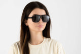 Donna che indossa occhiali da sole Aviator Parker, Black Oversize