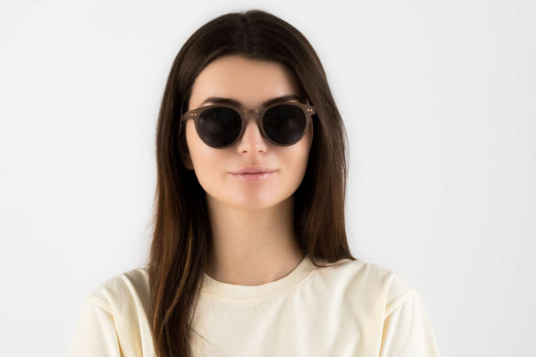 Donna che indossa occhiali da sole Ralph , Retro Round Wood Sunglasses