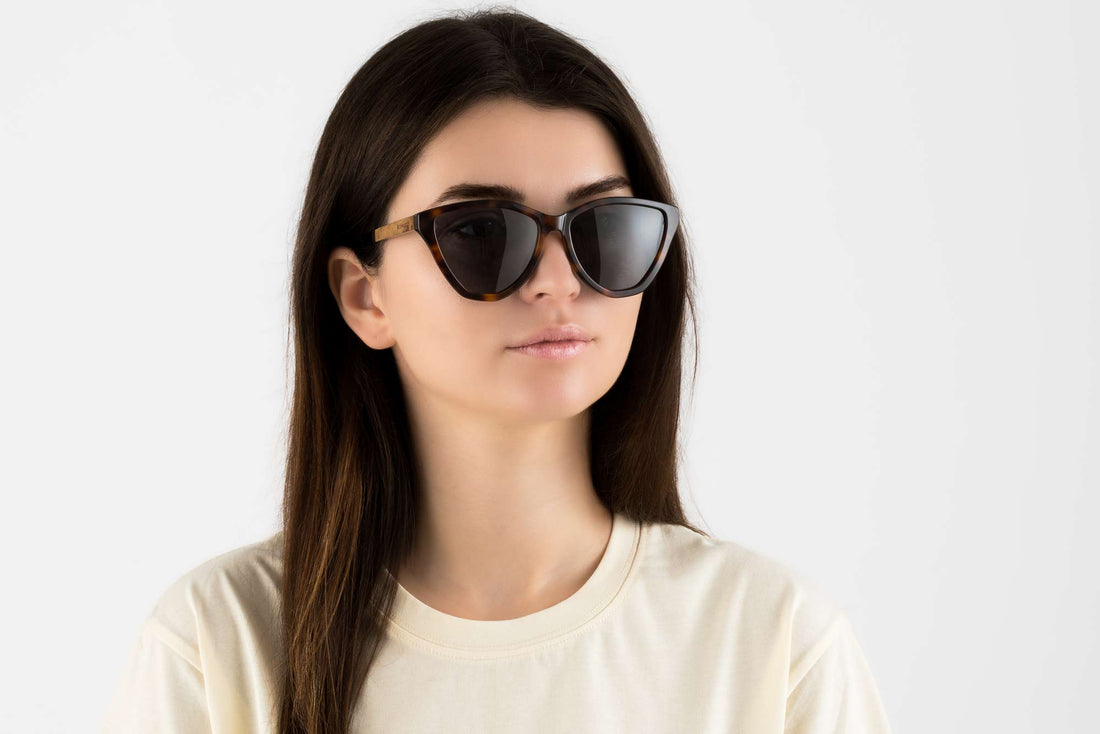 Donna con occhiali da sole Stella, Cat-Eye Tortoise con lenti grigie