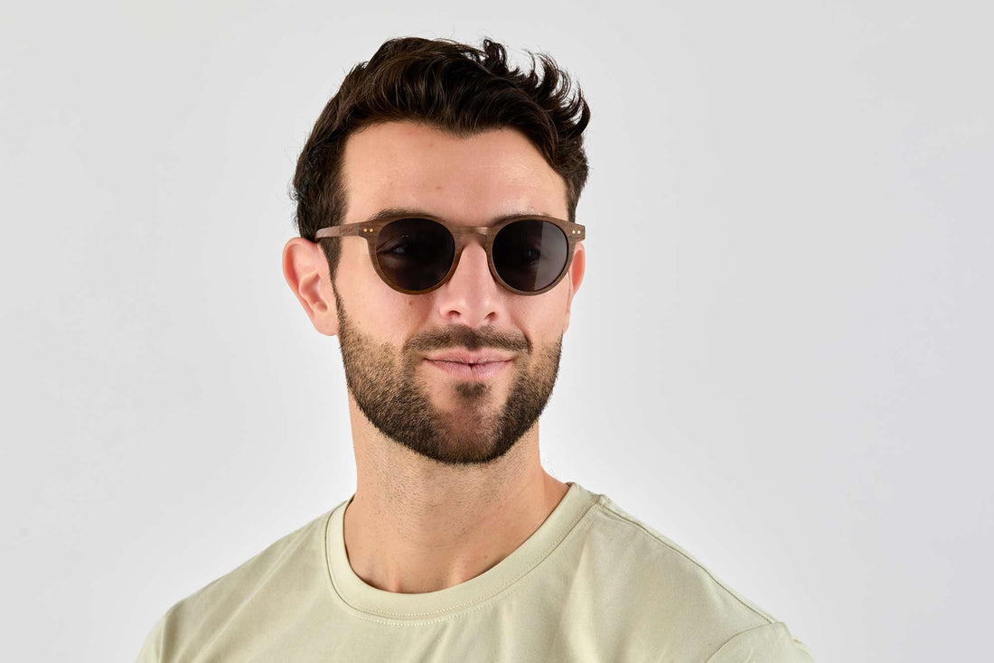 Uomo che indossa occhiali da sole Ralph , Retro Round Wood Sunglasses