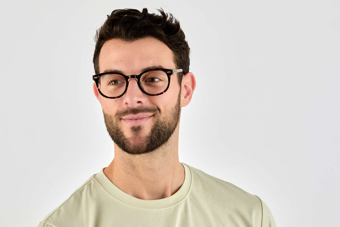 Uomo che indossa occhiali Fierce Black, rotondi e spessi con montatura nera