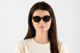 Donna che indossa gli occhiali Allure Black, Cat Eye Black Acetate Glasses - vista frontale