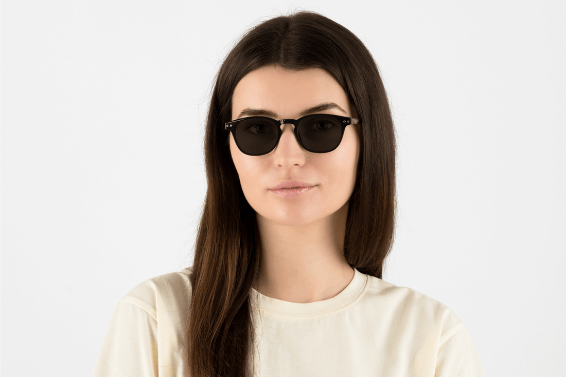 Donna con Dash Black, occhiali quadrati retrò in acetato nero - vista frontale