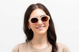 Donna che indossa occhiali da sole Mia Ivory, Ivory Octagon Geometric Sunglasses