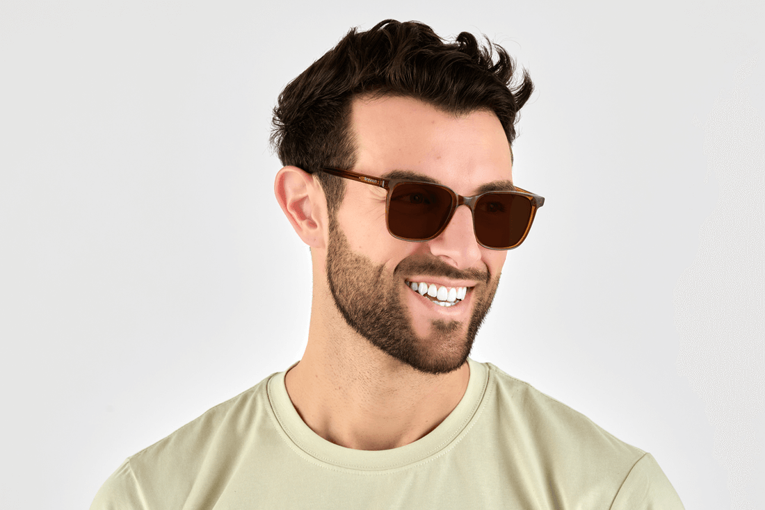 Uomo che indossa occhiali Marvel Brown, occhiali quadrati marroni oversize - vista laterale