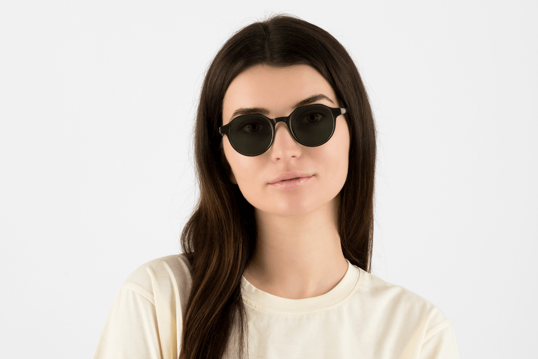 Donna con Wonder Green, occhiali geometrici rotondi in acetato verde - vista frontale