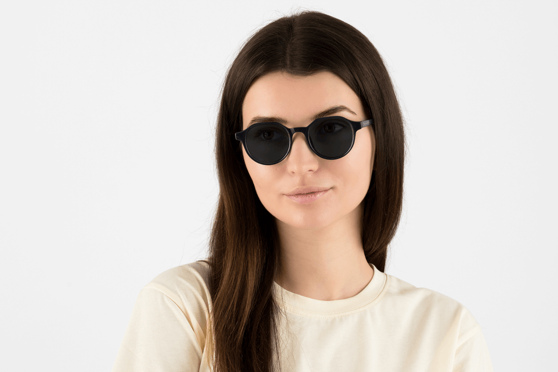 Donna con occhiali Wonder Navy, geometrici rotondi in acetato blu navy - vista frontale