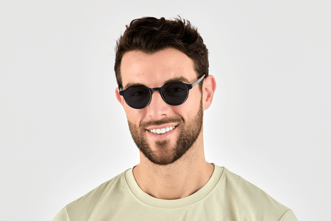 Uomo con occhiali Wonder Navy, geometrici rotondi in acetato blu navy - vista frontale