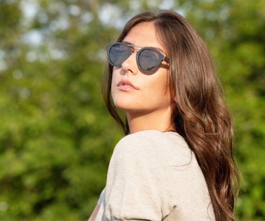 Donna che indossa Kraywoods Ash, occhiali da sole aviatore vintage in legno di noce e protezione UV al 100%, lenti polarizzate