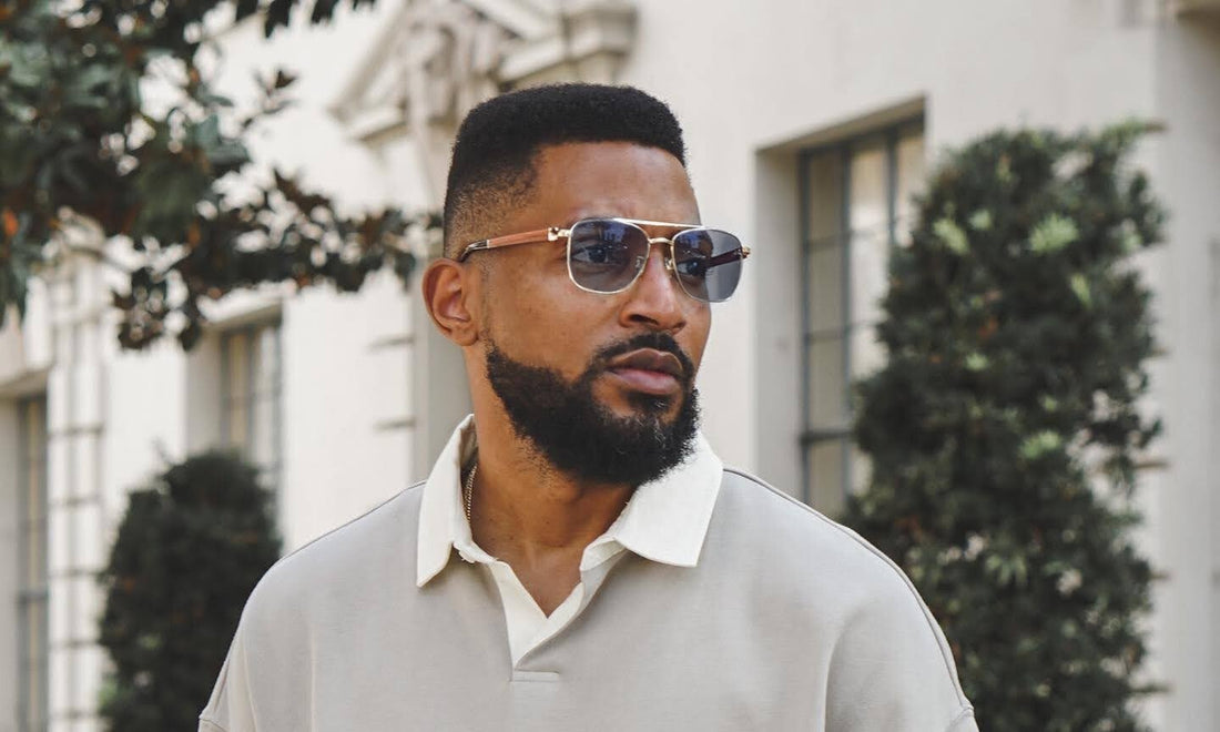 Homem com óculos de lentes fotocromáticas