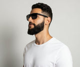 Homem a usar Kraywoods Shade, óculos de sol pretos quadrados de madeira de tamanho grande com lentes polarizadas cinzentas - Frente