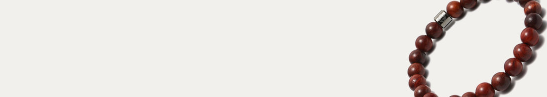 pärlhalsband av trä