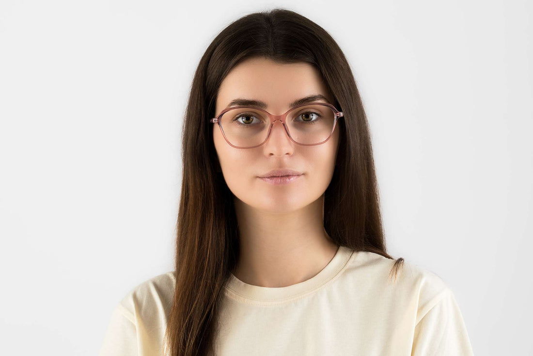 Kvinna med Glee Pink, geometriska rosa acetatglasögon - framifrån